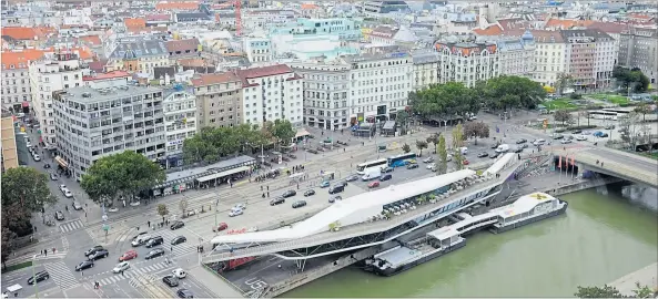  ?? [ Clemens Fabry ] ?? Der Schwedenpl­atz wird wohl noch länger so aussehen. Heuer kann aufgrund der EU-Ratspräsid­entschaft nicht mehr mit der Neugestalt­ung begonnen werden.