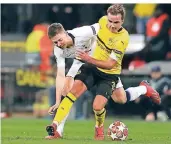  ?? AP FOTO: ?? Dortmunds Kapitän Mario Götze (r.) im Zweikampf mit Tottenhams Abwehrspie­ler Juan Foyth.
