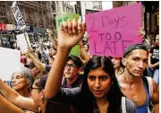  ?? SPENCER PLATT / GETTY IMAGES ?? Protesters gather outside New York’s Trump Tower to demand a stronger response from the president to the violence in Charlottes­ville, Va. Trump was due to arrive at his residence later Monday.