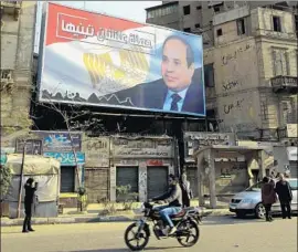  ?? Khaled Elfiqi EPA/Shuttersto­ck ?? BACKERS OF Egyptian President Abdel Fattah Sisi, seen in a campaign poster, have engineered a string of abrupt bowings-out by potential rivals, critics say.