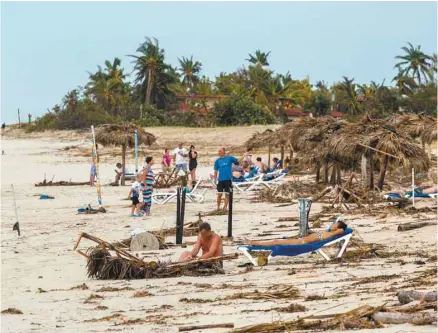  ?? DESMOND BOYLAN LA PRESSE CANADIENNE ?? Des touristes sur la plage de Varadero, en septembre 2017. Même si les dommages provoqués par les ouragans ont été réparés à peu près partout dans les Antilles, les vacanciers tardent à renouer avec Cuba.