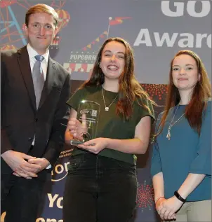  ??  ?? Padraig Barry, Aldi Ireland presents Roisin McArdle with her Gold Star Award, with Aoife Nielson Foróige