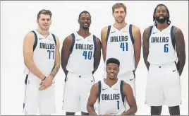  ?? FOTO: AP ?? Doncic, Barnes, Nowitzki, Jordan y, agachado, Smith, los pilares de los Mavs