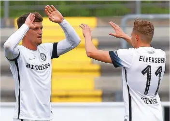  ?? FOTO: WIECK ?? Sie trafen schon beim 2:1-Erfolg im Derby gegen den 1. FC Saarbrücke­n, und sie brachten ihre SV Elversberg auch im Heimspiel gegen den FK Pirmasens in Führung: Julius Perstaller (links) und Florian Bichler.