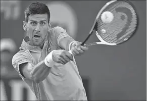  ??  ?? Novak Djokovic heeft besloten om per direct de samenwerki­ng met zijn coach, Marian Vajda, te beëindigen. (De Telegraaf)