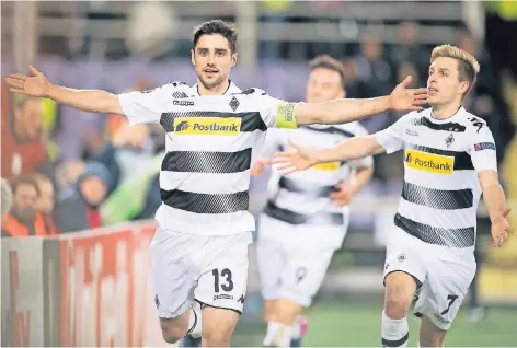  ?? FOTO: DPA ?? Lars Stindl (l.) erzielt in Florenz zum ersten Mal in seiner Profikarri­ere drei Treffer in einem Spiel. Josip Drmic (M.) und Patrick Herrmann feiern mit.