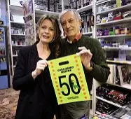  ?? (Foto Errebi) ?? In piazzetta Massimo Cossovel in negozio con la sua storica collaborat­rice Liana Chiarel