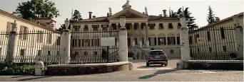  ??  ?? Il luogo Villa Mazzucchel­li a Ciliverghe, nel Bresciano, è il set delle scene del film «Nome di donna»