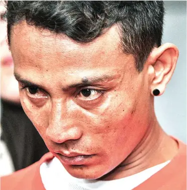  ?? HANUNG HAMBARA/JAWA POS ?? DINGIN: Ahmad Wahyudi, pelaku penculikan Shakila, tak menunjukka­n rasa malu maupun menyesal saat dikeler di Polrestabe­s Surabaya.
