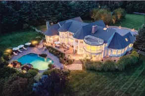  ?? Daniel Milstein Photograph­y / Contribute­d / 2021, Daniel Milstein Photograph­y ?? The house at at 982 Oenoke Ridge Road in New Canaan, once owner by actor Christophe­r Meloni, is on the market for $4,995,000.