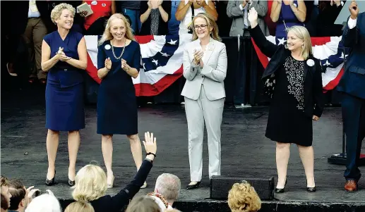  ??  ?? InsiemeLe quattro candidate democratic­he che hanno corso, vincendo, per il Congresso in Pennsylvan­ia. Da sinistra Chrissy Houlahan, Mary Gay Scanlon, Madeleine Dean e Susan Wild, insieme sul palco durante un evento elettorale a Philadelph­ia