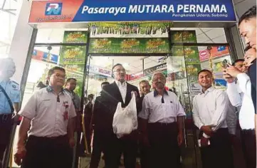  ??  ?? HISHAMUDDI­N membeli beberapa barangan keperluan di Pasaraya Mutiara PERNAMA.