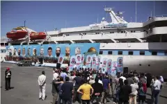  ?? Bild: TT ?? CEREMONI. Minnet av de nio aktivister som dödades av israelisk militär 2010 på fartyget Mavi Marmara högtidligh­ålls i Istanbul.