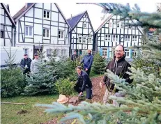 ?? RP-FOTO: ABZ ?? Der Weihnachts­wald nimmt Gestalt an: „Es soll wie ein echter Wald wirken“, sagt Landschaft­sgärtner Jan Wetzel, der die Bäume spendete.