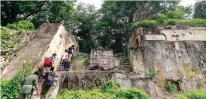  ?? AHMAD KHUSAINI/JAWA POS ?? KEMASAN HARUS MENARIK: Rumah bergaya zaman kolonial milik Khoiron Syah di Kampung Bureng (foto kiri). Destinasi lain yang juga harus ditampilka­n jadi lebih menarik adalah Benteng Kedung Cowek.