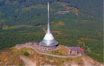  ?? FOTO: HOTEL JEŠTED ?? Wie ein gigantisch­er Spielkreis­el überragt dieser Sendemast mit Restaurant und Hotel den Berg Ješted.