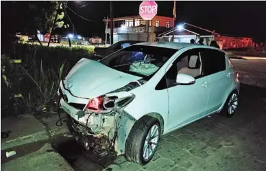  ??  ?? Twee personenau­to’s waren woensdagav­ond betrokken bij een aanrijding op de kruising van de Magentakan­aal- en Welgedacht C-weg. Niemand raakte gewond. (Action-foto: Shaylendra Jarbandhan)