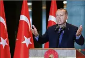  ?? (Photo AFP) ?? Le président Erdogan a accusé les USA de vouloir « frapper la Turquie dans le dos ». Cette nouvelle annonce a eu pour effet d’engendrer une nouvelle chute de la livre turque.