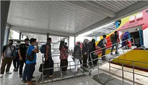  ?? — Bernama ?? Island trip: In this file photo, members of the public are seen adhering to SOP while boarding a Langkawi-bound ferry in Kuala Kedah.