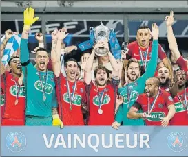  ?? FOTO: EFE ?? Alegría del PSG Maxwell levantó la 11ª Coupe de France de los parisinos