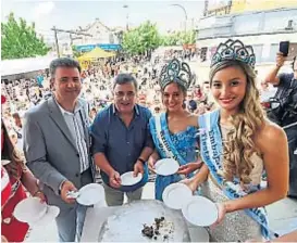  ?? (PRENSA NEGRI) ?? En campaña. Mario Negri, primer candidato de Juntos por el Cambio, participó ayer en La Falda de la Fiesta del Alfajor.