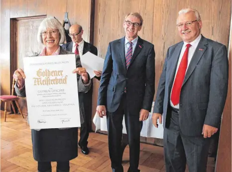  ?? FOTO: GABRIELE LOGES ?? Gudrun Geschke freut sich über ihren goldenen Meisterbri­ef, Karl Griener (hinten), Harald Herrmann und Siegmund Bauknecht (von links) gratuliere­n ihr herzlich.