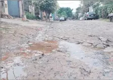  ??  ?? Hundimient­os son causados por los chorros de agua perdida en la calle Amistad casi Carandaity.
