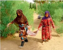  ?? AFP ?? Afghan women carry rocks while working at a park in the city of Herat in Afghanista­n. —