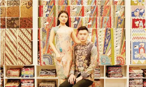  ?? ALFIAN RIZAL/JAWA POS ?? ORIENTAL: Dua model mengenakan busana karya kolaborasi pertama antara penggiat batik Mona Explomo dan desainer muda Selma Halida.