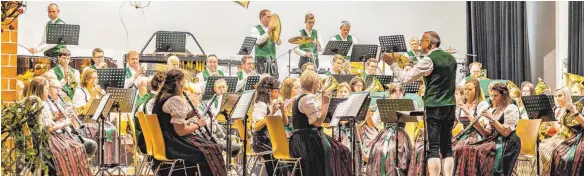  ?? FOTO: CHRISTIAN FLEMMING ?? Die Musikkapel­le Unterreitn­au begeistert mit Dirigent Mario Stiebler beim Adventskon­zert ihr Publikum.