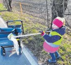  ?? FOTO: STADTVERWA­LTUNG ?? In der Stadt und in den Ortschafte­n sind am Samstag, 20. April, wieder große und kleine Helfer bei der Stadtputze­te unterwegs.