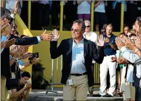  ??  ?? Haie d’honneur pour Bernard Hinault, à l’issue du Tour de France 2016.