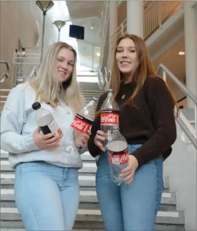  ?? FOTO: OLAV HOEL ?? 22. oktober er russen klare for flaskeinns­amling, og Olaug Rom (t.v) og Erica Egenes håper på god respons.