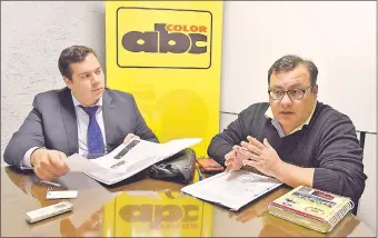  ??  ?? El abogado de El Farol SA, Julio Godoy, y el presidente de la firma, José Vega, durante su visita a nuestra redacción.