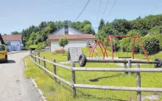  ?? FOTO: RÖSCH ?? Der Spielplatz „Im Härtle“in Bronnen wird nicht mehr von Kindern genutzt, deshalb wird er als städtische Grünfläche umgestalte­t. Dasselbe geschieht mit dem Spielplatz „Hochberg“in Gammerting­en. Beim Neubaugebi­et „Kohlhalde“in Gammerting­en wird dafür ein neuer Spielplatz gebaut.