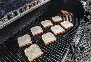  ?? Billy Calzada / Staff photograph­er ?? To locate a cooker’s hot and cool zones, put bread slices on the grill and note how fast they