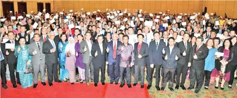  ??  ?? Shafie (front, centre) with recipients of financial aid from the State Government to non-Muslim religious bodies and schools. On Shafie’s right is Yusof.