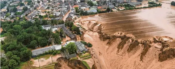  ?? Foto: dpa ?? Bild des Schreckens: Am Ortsrand von Erftstadt bei Köln sind am Freitag einige Häuser unterspült worden und eingestürz­t.