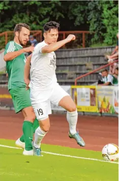  ?? Archivfoto: Walter Brugger ?? Adriano Schmidt (rechts), der in der vergangene­n Saison für den TSV Schwabmün chen auflief, spielt künftig als Profi in Vietnam.