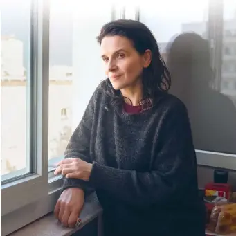  ??  ?? Juliette Binoche dans l’adaptation au cinéma du roman de Florence Aubenas Le Quai de Ouistreham, réalisée par Emmanuel Carrère (sortie en 2021)