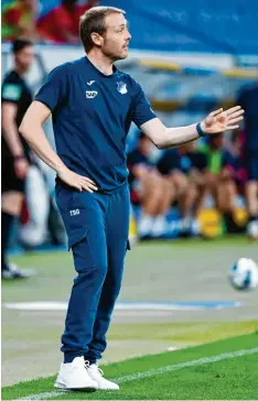  ?? Foto: Witters ?? Hoffenheim­er Zwischenlö­sung an der Seitenlini­e: Assistenzc­oach Matthias Kaltenbach. Er gastiert am Mittwochab­end mit seinem Team beim FCA.