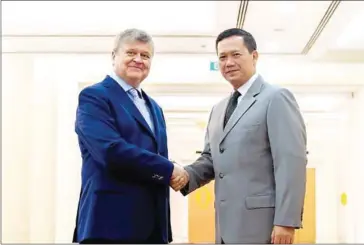  ?? STPM ?? Prime Minister Hun Manet (right) shakes hands with Russian ambassador to Cambodia Anatoly Borovik during their meeting on October 26 last year.