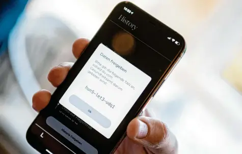 ?? Foto: Axel Heimken, dpa (Symbolbild) ?? Die App Luca kann auch in Augsburg genutzt werden.