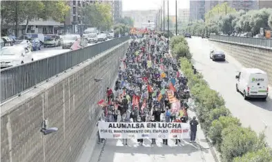  ?? ÁNGEL DE CASTRO ?? Una de las protestas de los trabajador­es contra los despidos en Alumalsa en la capital aragonesa.