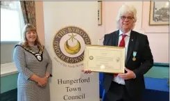  ??  ?? Derek Loft accepts his award from Hungerford mayor Helen Simpson