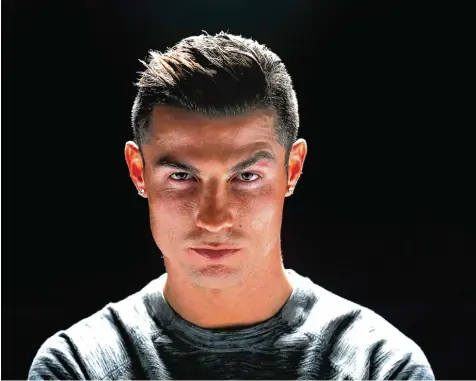  ??  ?? Ein entschloss­ener Blick? Oder ist das Arroganz? Cristiano Ronaldo ist Weltfußbal­ler – und einer, an dem sich die Geister scheiden.