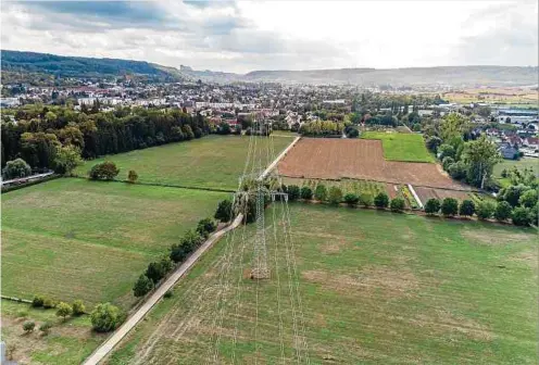  ?? Foto: Gerry Huberty ?? Dieses Bild soll laut Creos bald der Vergangenh­eit angehören: Der Großteil der Hochspannu­ngsleitung­en, die durch das Alzettetal führen, soll mit dem neuen Projekt verschwind­en.