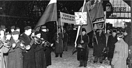  ?? Foto: Národní archiv, Praha ?? S podporou slovenskýc­h bratrů Delegace slovenskýc­h odborářů na pražském Wilsonově nádraží míří 25. února 1948 na Václavské náměstí podpořit manifestac­i pracujícíc­h organizova­nou KSČ