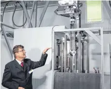  ?? FOTO: PATRIK STÄBLER ?? Andreas Hörlein, der Leiter des Bioprobenl­agers in München, demonstrie­rt, wie der Roboter vollautoma­tisch eine Bioprobe aus einem der Stickstoff­tanks holt.