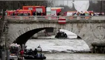  ??  ?? Les opérations de secours dans le fleuve, en janvier dernier.(